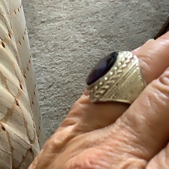 Ring purple stone silver ring size 7 great cond. Comes in a ring box - Picture 4 of 5